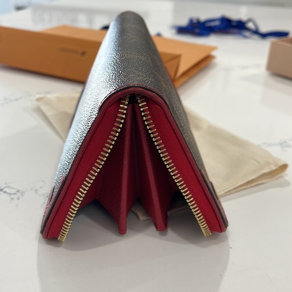 Louis Vuitton' Zippy wallet. Monogram canvas with red accents. Can be a clutch. - Picture 9 of 9